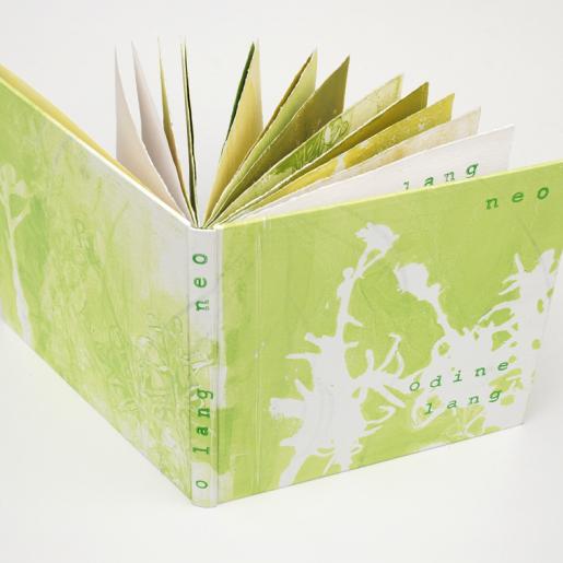 "neo". Künstlerbuch. Gelatinedruck auf übermalten Linolschnitt-Fehldrucken. 21,3 x 21,5 cm. 32 S. Unikatbuch. 2014.
