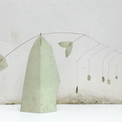 "Margaritifera Mobile. Hommage an Alexander Calder". Lackiertes Eisenblech, Eisendraht. 55 x 105 x 20 cm, 2019