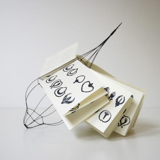 "Metamorphose der Pflanze". Buchobjekt zu einem Gedicht von Goethe. Eisendraht, Stempeldruck auf Papier. Höhe 20 cm, 28 S. 2010.