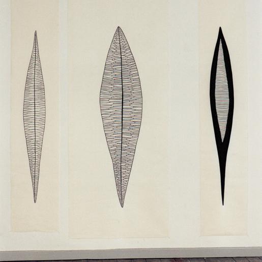 Große Form I-III". Linolschnitt auf Chinapapier. 240 x 67 cm, 240 x 97 cm, 240 x 67 cm. Ausstellungsansicht Künstlerhaus Meinersen 2003/2004