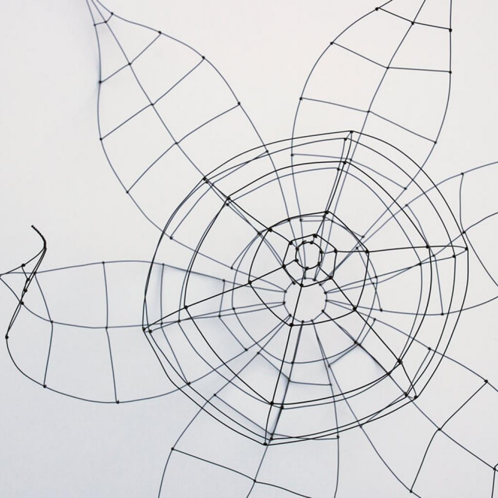 "Erdstern". Drahtobjekt. Eisendraht. 40 x 60 x 24 cm. 2014